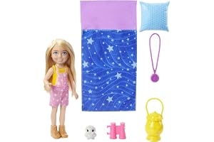 Barbie It Takes Two Camping Playset med Chelsea-docka (15,24cm), uggla, sovsäck, kikare och campingtillbehör, present för barn från 3 till 7år, HDF77