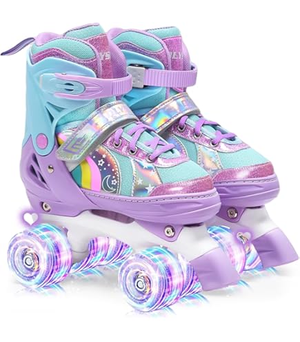 Jonge Blanke Vrouw Met Blond Haar Loopt Buiten In Een Park Met Iine Rolschaatsen In De Hand Om Naar Schaatstraining Te Gaan En Te Sporten Op Een Warme Zonnige Dag 36871720