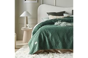 ROOM99 Feel Elegante copriletto in verde scuro, 220 x 240 cm, versatile come copriletto o copridivano, coperta per letto e divano, trapunta stile ideale come bedspread velluto