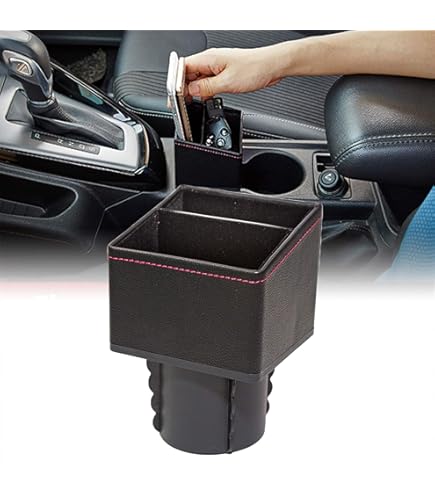 elfbar nachfüll pod läuft aus Vue de côté jeune homme fumant une cigarette électronique alors qu'il  conduit sa voiture dans une rue urbaine. conducteur de voiture regarde hors  de la voiture et fume — Photo de stock main image 1