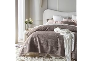 ROOM99 Feel Elegante copriletto in marrone, 220 x 240 cm, versatile come copriletto o copridivano, coperta per letto e divano, trapunta stile ideale come bedspread velluto