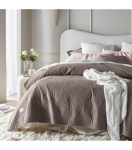 ROOM99 Molly Elegante mosterdgrijze woondeken, 170 x 210 cm, veelzijdige sprei als bed- en banksprei, quilt, stijl, ideaal voor bed en bank