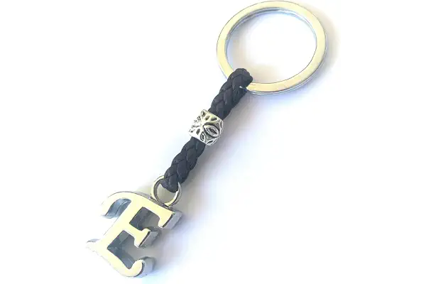 ASTER ALHELÍ - Llavero de Cuero con Iniciales Personalizado - Letras y abalorios de zamak Chapado en Plata - Llavero para Hombre o Mujer - Ideal para Regalo (E)