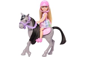 Barbie Chelsea und Pony Puppe und Pony - Aufsatteln zur Spielzeit für sicheres Sitzen auf dem Pferd, rosa Sattel und Steigbügeln, inklusive Helm und süßem Karo-Kleid, für Kinder ab 3 Jahren, HTK29