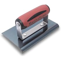 Truelle De Bordure Marshalltown 156BD – Extrémité Courbe R10 Mm Lèvre 13 Mm – Manche DuraSoft – Acier Bleu – 152 X 102 Mm