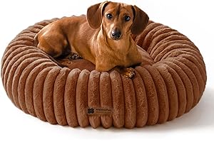 MEWOOFUN Lit d'intérieur en forme de beignet pour chat - Lit pelucheux lavable avec fond antidérapant - Lit rond apaisant pour chiot et petit chat (marron, 64 x 64 x 18 cm)