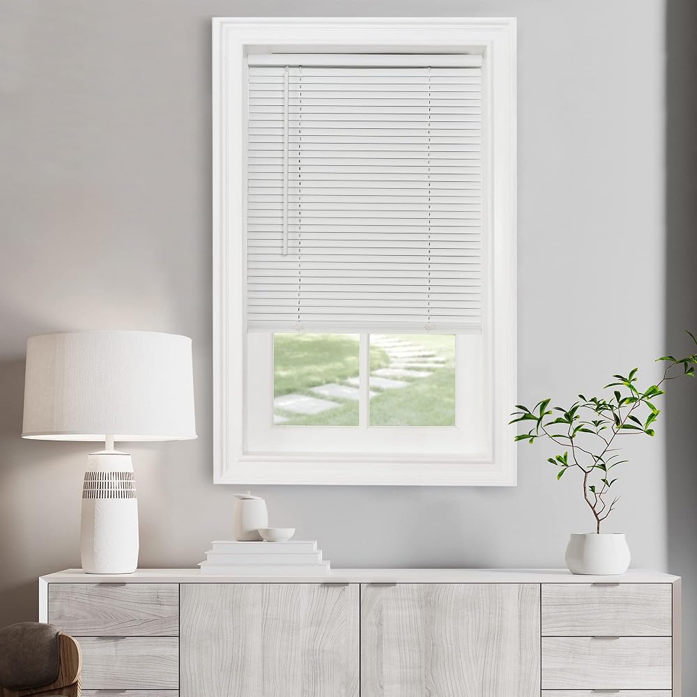 Akülü Işık Filtreleme Mini Stor Perde - 18 inç Genişlik, 100 cm Uzunluk, 2,5 cm Çıta Boyutu - İnci Beyazı - Akülü GII Morningstar Yatay Pencere Panjurları Achim Home Decor tarafından