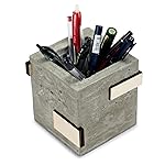 Microstudio - Porta penne in cemento, legno e sughero. L&rsquo;interpretazione di Microstudio del set da scrivania.