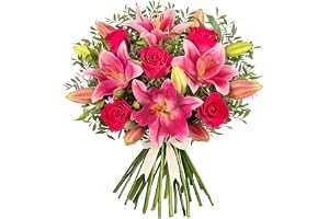 Handbunden bukett med färska blommor Bukett: Rosa rosor och liljor levererade för födelsedagar och alla tillfällen!