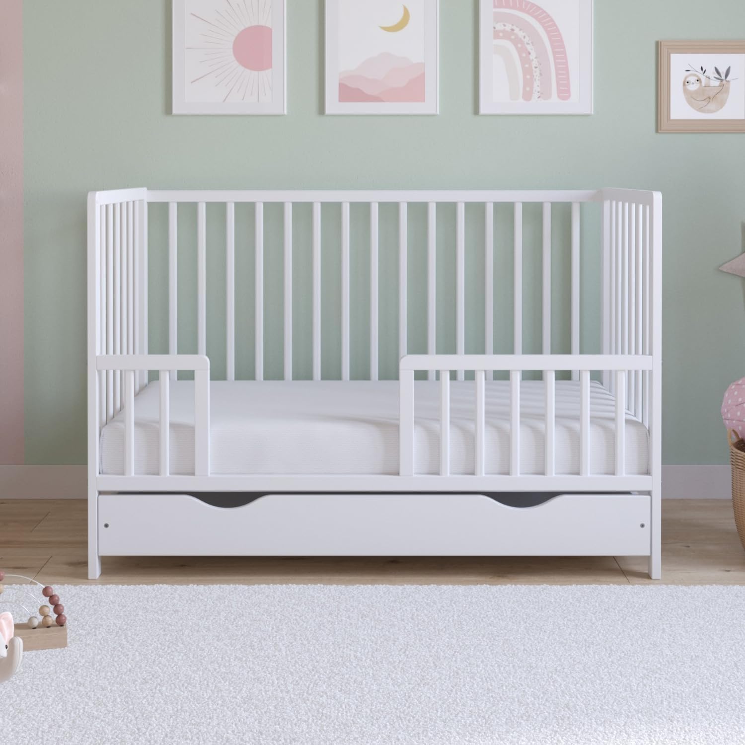 Love For Sleep Asher Cuna para Bebé 120x60 cm con Colchón de Espuma de Microfibra Acolchada – Cama Infantil de Madera Convertible en Cama para Niño con Cajón Grande y Barandilla Blanco