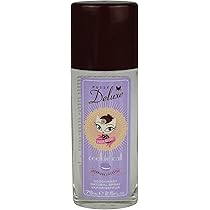 Kelebek tatuirovkasi bilan porno aktrisa