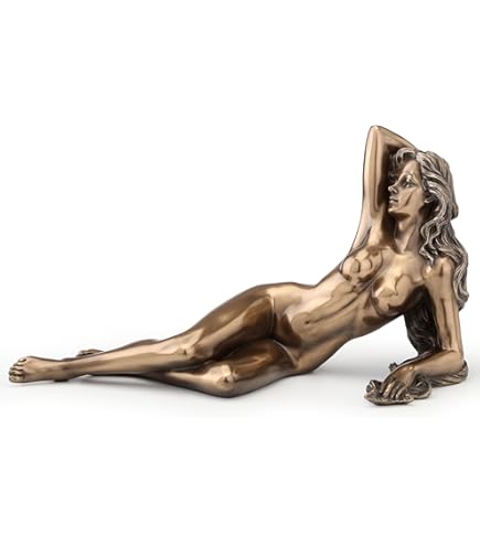 Oud Marmerbeeld Van Een Naakte Vrouw. Antieke Naakte Vrouwelijke Sculptuur. Sculptuur Geïsoleerd