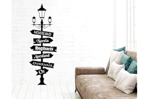 tjapalo® pkm538 Wandtattoo Wegweiser Fantasy Wegweiser Fandom Wandaufkleber Lampe mit Schildern nach Oz, Neverland, Narnia, Hogwarts, Auenland, Größe: H80xB27cm (klein), Farbe: schwarz