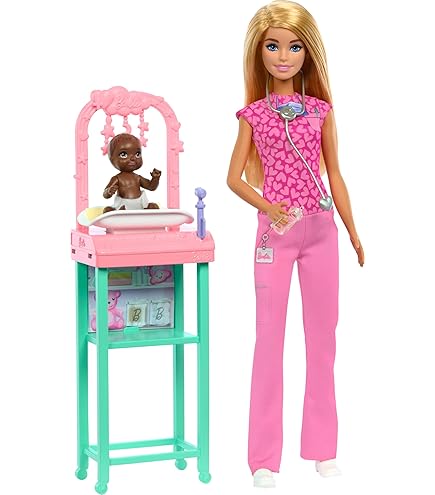 Bruine meisjes pop met krullend zwart haar in een jumpsuit met