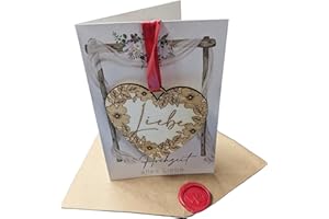 Woodland Mail Hochzeitskarte mit rustikalem Holzanhänger in Herzform auf der Vorderseite mit detaillierter Gravur und dem Wort Liebe eingraviert (Hochzeitskarte)