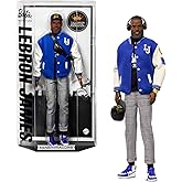 Barbie Bomber ceketi, kulaklık ve g&uuml;neş g&ouml;zl&uuml;ğ&uuml; gibi aksesuarlarıyla koleksiyona uygun Signature LeBron James Kenbassadors Be