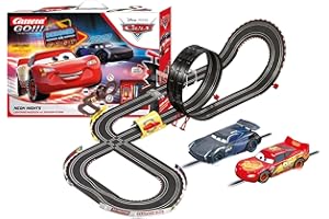 Carrera - 20062477 - Carrera Toys GO!!! Disney Pixar Cars Neon Nights Set Pista da Scontro e Due Macchinine con Saetta Mcqueen e Jackson Storm, Gioco Adatto per Bambini dai 6 Anni, Multicolore