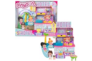 PINYPON PIN Y PON - Hotel 5 Estrellas, Playset de Hotel con 2 Figuras, Accesorios de Hotel Incluidos, Hotel Compuesto por una Recepción, Buffet, Habitación Familiar y Suite, Niños +4 años, Famosa (PNY74000)