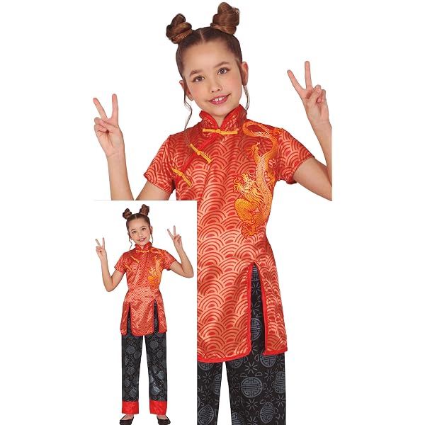 Rratto Della Bambina Asiatica a Cheongsam Durante La Tradizionale Festa Cinese Del Nuovo Anno