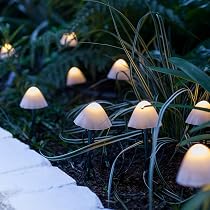 Lights4fun Set di 2 Funghi Luinosi in Rattan con LED Bianchi Caldi a Pile per Esterni