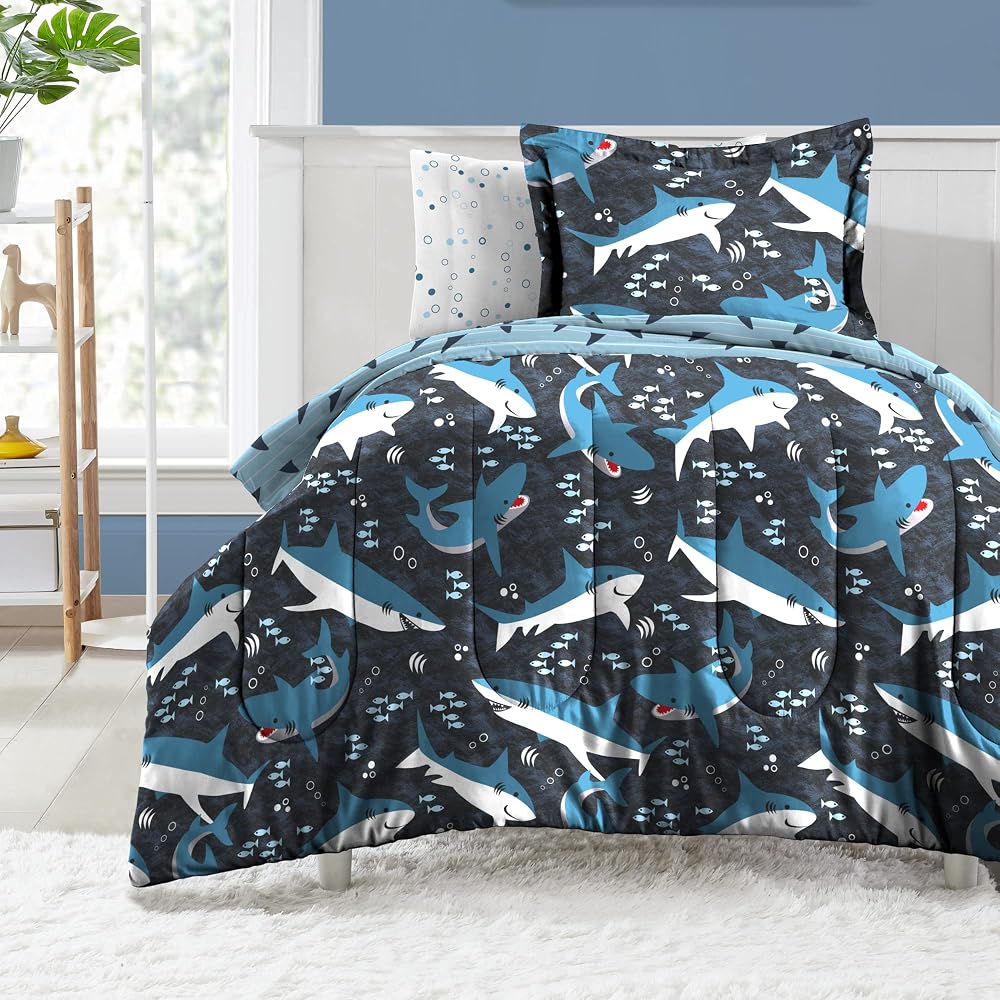 dream FACTORY Çocuk 5 Parça Tam Set Kolay Yıkama Süper Yumuşak Mikrofiber Yorgan Yatak Takımı, İkiz, Mavi Köpek Balıkları