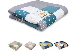 Alfombra para gatear de ULLENBOOM ® con bosque, verde, azul (manta para bebé de 120 x 120 cm; ideal como colcha para el cochecito; apta como alfombra de juegos)