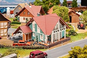 FALLER 191815 - Dom mieszkalny z wiatą wiatową - ślad: H0 - budynek do modeli kolejek - skala: 1:87