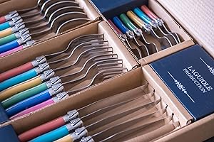 Laguiole Production - Ménagère 24 pièces - Set de Couverts de Table Acier INOX et ABS pour 6 Personnes - Solidité Extrême - Compatible Lave-Vaisselle - Manche Ergonomique - Couleurs Assorties