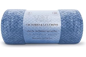 Victorio & Lucchino – Manta de Nacarina Suave y Cálida | Tacto Aterciopelado, Ligera y Confortable | 100% Poliéster | Ideal para Sofá o Cama (80517, Jacquard-Azul, 130x160 cm)