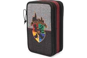 Giochi Preziosi Harry Potter - Astuccio Triplo Scuola Con 3 Zip E 3 Scomparti, Contiene 18 Matite Colorate, 18 Pennarelli e altri Pratici Oggetti per la Scuola,13 l x 19,5 h x 6,5 p