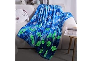 Emilie-Textil Flauschige Kinderdecke, Kuscheldecke mit leuchtenden Motiven wie Einhorn, Dino, Weltraum und Gaming - Weiche Fleecedecke für Mädchen und Jungen, (Blauer Weltraum, 150X130)