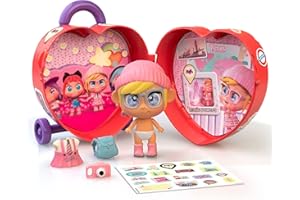 Trotties - Trolley Mini Trottie Lucy, pequeño maletín con 1 muñeca, ropita y accesorios, 2 escenarios de fondo y pegatinas, guarda y llevar a todas partes, 4 modelos, +3 años, Famosa (TFT05400)