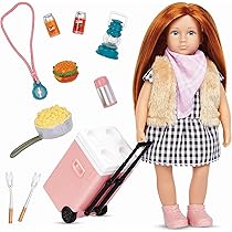 Bambola Lori Jenna Con Set Da Campeggio – Capelli Rossi, Occhi Azzurri, 15 Cm