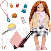 Bambola Lori Jenna Con Set Da Campeggio – Capelli Rossi, Occhi Azzurri, 15 Cm