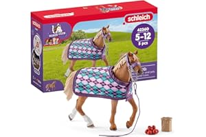 Schleich 42360 Horse Club Set de Jouets 5 Pièces avec Figurine Cheval Pur-Sang Anglais avec Couverture -Jouet Cheval Réealiste avec Couverture,Cravache, Pommes Etc. -Cadeau Enfants 5 Ans et+
