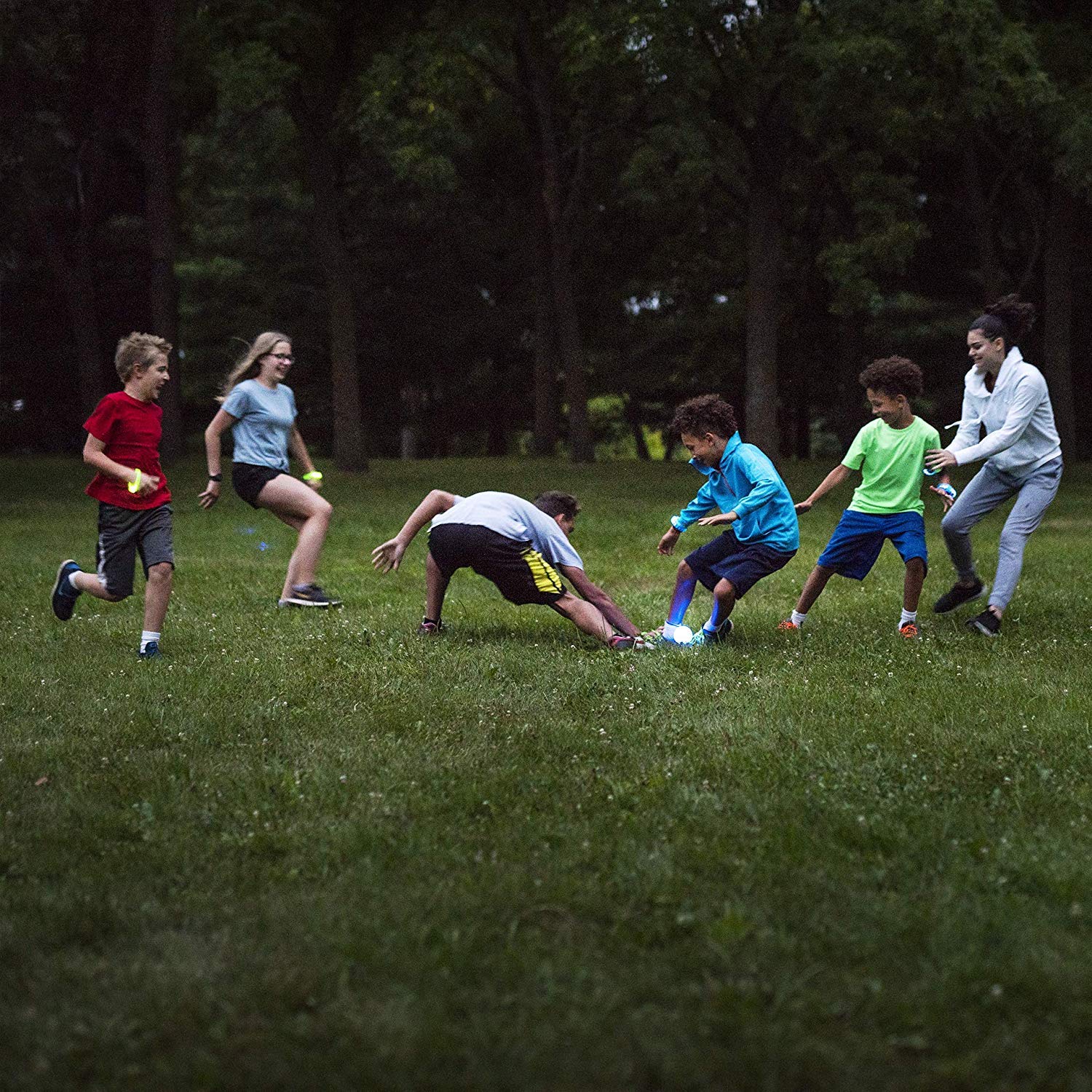 Captura la Bandera Redux: El Original Juego al Aire Libre Que Brilla en la Oscuridad e Ideal para Fiestas de cumpleaños, Grupos Juveniles y Trabajo en Equipo niños y niñas Adolescentes… - Imagen 4