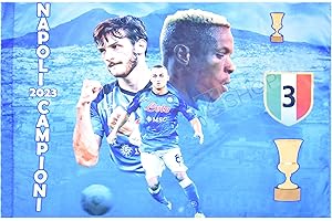 LIGUORO SHOP Bandiera Del Napoli 3° Scudetto Cm 94x140 Calcio Tifosi Azzurri Campione D'Italia Tricolore Kvara Osimhen Lobotka