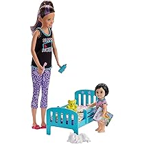 Barbie Bebek Bakicisi Bebegi Minik Bebekler Ve Banyo Aksesuarlari Oyun Seti Fxh05 Amazon Com Tr Oyuncak