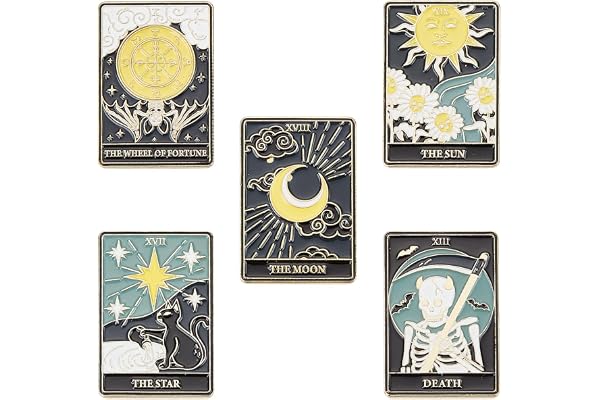 SUNNYCLUE 1Boîte Épingles en Émail Ensemble Carte de Tarot Épingles en Émail Soleil Lune Étoile Épinglette Tête de Mort Broche Halloween Chat Noir Marguerite Fleurs Broches pour Femmes Hommes Sacs à