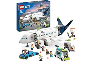 LEGO 60367 City Aereo Passeggeri, Grande Modellino di Aeroplano Giocattolo da Costruire con 9 Minifigure e Veicoli dell'Aeroporto: Autobus, Trattore Aeroportuale, Camion del Catering e Furgone Bagagli