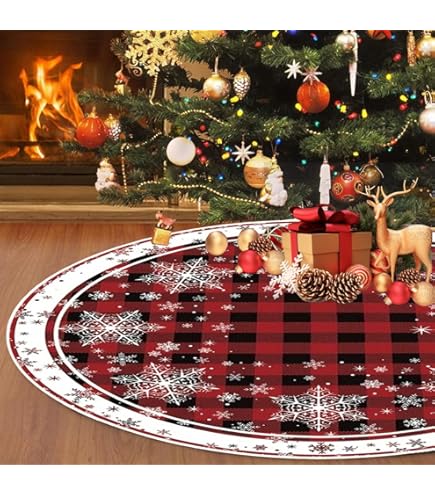 Gehaakte Met De Hand Gemaakte Witte En Rode Sneeuwvlokken En Asterisken Op Een Achtergrond Kerstmis Nieuwjaarconcept Image106669309