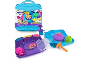 Kinetic Sand, SquishMotion Playset with 453g Pink, Yellow, Blue Play Sand, Stamper & 5 Tools, Reusable Storage Case, Sensory Toys for Kids Aged 5+