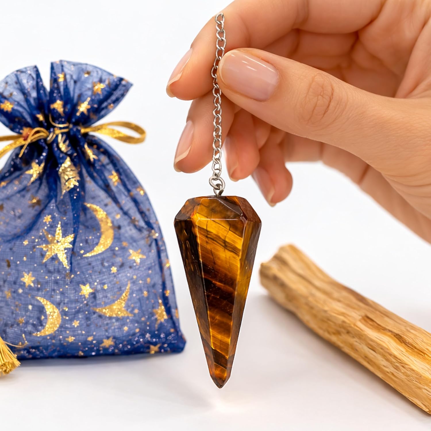 ME HECHIZAS TU Péndulo Adivinación Ojo deTigre Natural + 1 Palo Santo + Bolsa de Almacenamiento | Herramienta de Radiestesia y Meditación para Tarot, Reiki y Sanación Espiritual | Cristal Auténtico.