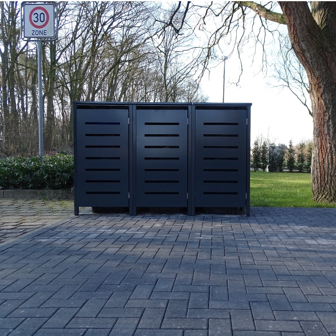 3 Mülltonnenboxen Modell No.6 für 240 Liter Mülltonnen / komplett Anthrazit RAL 7016 / witterungsbeständig durch Pulverbeschichtung / mit Klappdeckel und Fronttür – Bild 3