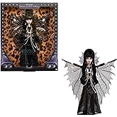 Monster High - Bebek, Elvira, Karanlık B&uuml;y&uuml;n&uuml;n Hanımı, Koleksiyon Fig&uuml;r&uuml; Siyah Suni Deri Elbise, G&uuml;m&uuml;ş Batwing Cape ve Y&uuml;ksek