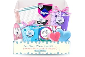 LONDON CAROUSEL Kit de première période pour filles – avec serviettes hygiéniques et doublures Lil Lets, protège-slips Bodyform, déodorant à rouleau, bombe de bain, mini savon et suivi des règles