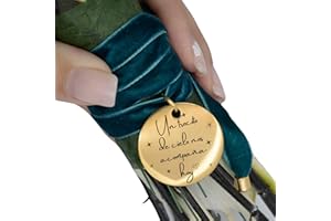 DIVINO REGALO Medalla ramo de novia personalizado | Chapa redonda boda (Un trocito de cielo nos acompaña hoy) | Regalo de boda para novia | Acero inoxidable en dorado | Cinta de terciopelo azul