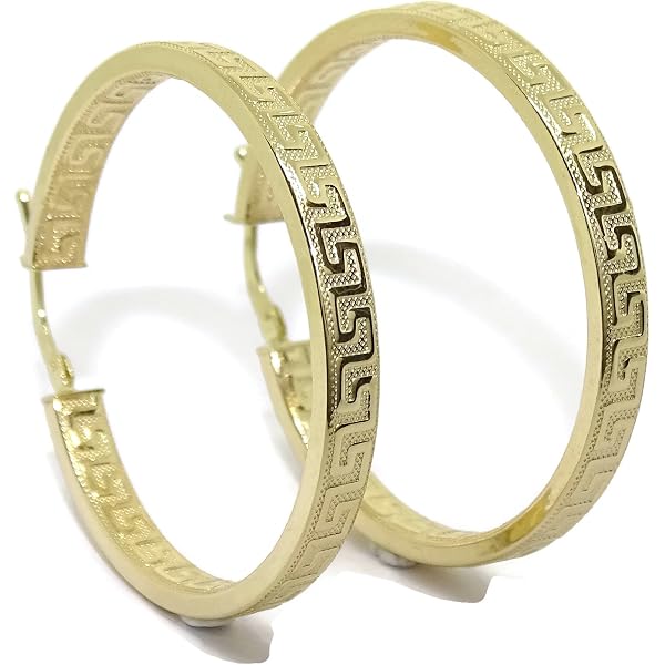 Orecchini a cerchio in oro giallo da 18 kt, con greca e forma di infinito. Lunghezza: 2,90 cm. Spessore: 4 mm. Chiusura facile a scatto