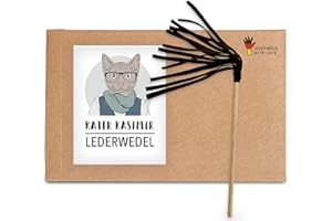 Kater Kasimir Lederwedel mit Griff aus Buchenholz und Bändern aus Leder. In Deutschland von Hand und mit Liebe hergestellt