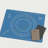 Hamur A&ccedil;ma Matı 50x40 cm ve Plastik Kesme Kazıma Aparatı &ndash; Silikon Kaymaz Mat + &Ccedil;ok Ama&ccedil;lı Mutfak Kazıyıcı Seti (Mavi)